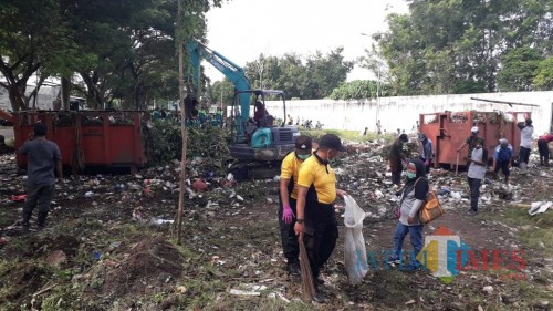 Foto muhlis/jatimtimes/sekda bondowoso dan warga