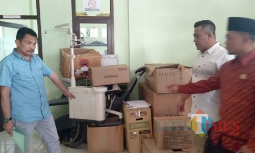 Komisi C DPRD Kota Batu saat melihat tumpukan obat kedaluwarsa di Gudang Obat Puskesmas Batu, Jumat (21/2/2020).