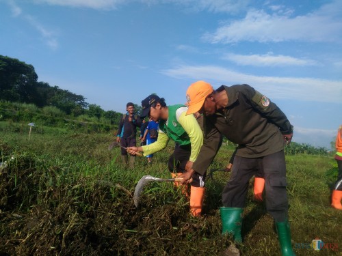 Acara bersih-bersih Kali Asem pada hari ini (Foto : Moch. R. Abdul Fatah / Jatim TIMES)