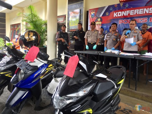 Barang bukti sepeda motor saat ada di halaman Polres Batu, Jumat (21/2/2020). (Foto: Irsya Richa/MalangTIMES)