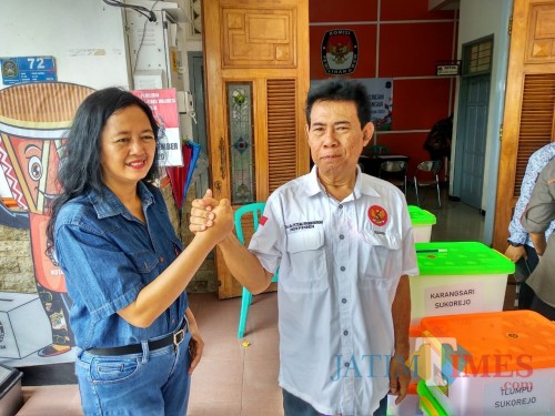 Pasangan Lisminingsih-Teteng saat menyerahkan persayaratan dukungan ke KPU Kota Blitar (Foto: Malik Naharul/BlitarTIMES)