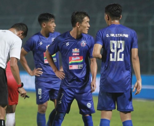 Pemain Arema FC saat mengenakan jersey dengan beberapa sponsor yang menempel (official Arema FC)