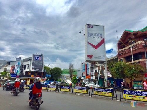 Salah satu iklan rokok di jalan Diponegoro, Kecamatan Batu. (Foto: Irsya Richa/MalangTIMES)