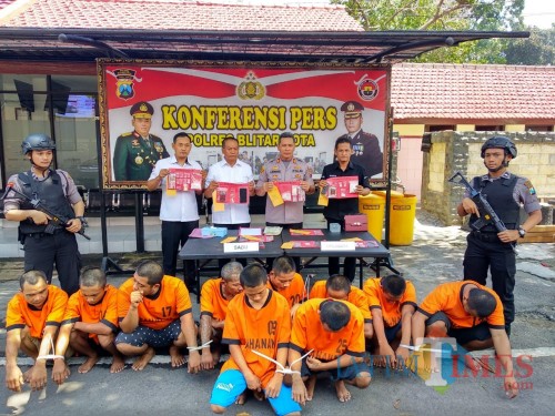 Polres Blitar Kota menangkap sejumlah pengedar dan pengguna narkoba disertai BB.(Foto : Malik Naharul/BlitarTIMES)