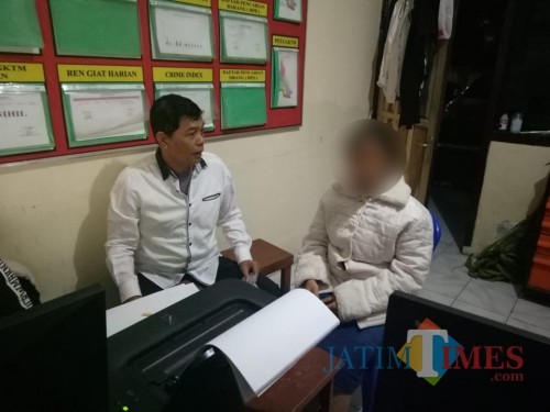 Pelaku pembuangan bayi (kanan) saat diinterogasi Kapolsek Wonosari, AKP Edi Purnama (kiri)