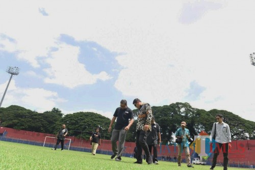 Wali Kota Kediri Abdullah Abu meninjau langsung perbaikan Stadion Brawijaya. (Eko Arif S /JatimTIMES)