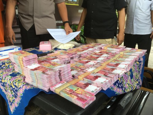 barang bukti yang disita polisi dari pelaku penipuan berkedok anggota kepolisian gadungan