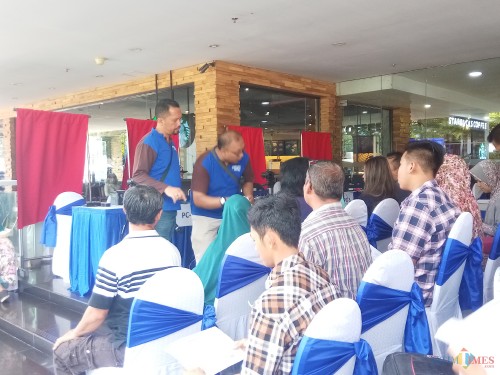 Masyarakat yang antusias memanfaatkan pelayanan perekaman e-KTP di mal. (Anggara Sudiongko/MalangTIMES)