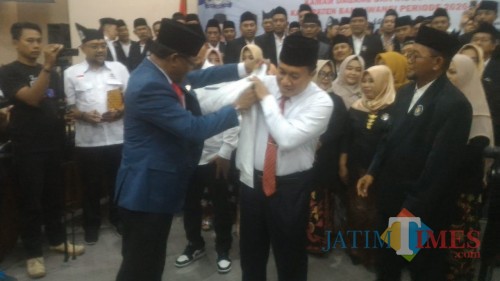 H Eko Susilo Nurhidayat, Ketua DPD KADIN Kerakyatan Banyuwangi Memakai Jaket Dibantu Ketua KADIN Provinsi Jatim (Nurhadi/ Banyuwangi JatimTIMES)