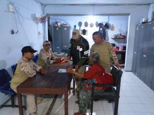 Mengenakan baju merah, pengemis kaya Ngatmini diperiksa di kantor Satpol PP Jombang usai dirazia. (istimewa)