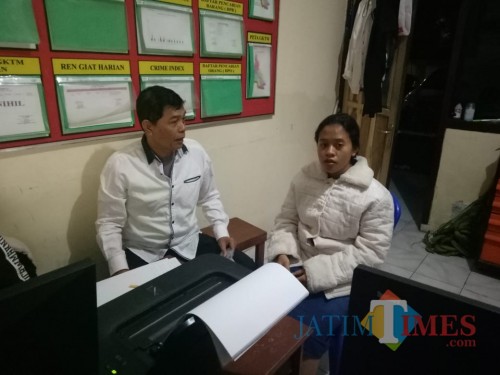 Pelaku pembuangan bayi (kanan) saat diintrogasi Kapolsek Wonosari, AKP Edi Purnama (kiri)