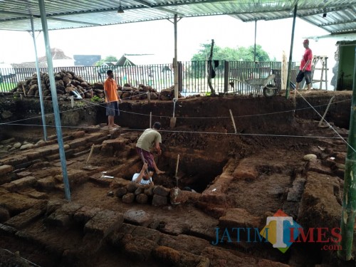 Petugas saat melakukan ekskavasi ketiga di situs Dusun Pendem, Desa Pendem, Kecamatan Junrejo, beberapa saat lalu. (Foto: istimewa)