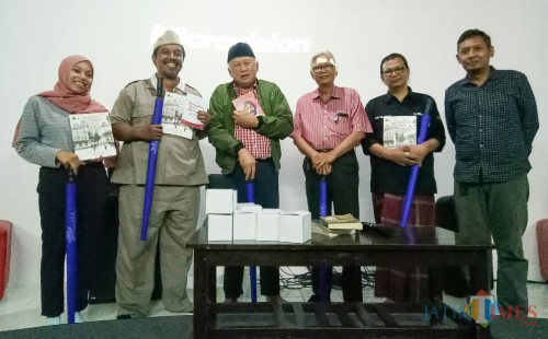 Sejarawan dan Jurnalis MalangTIMES, Pipit Anggraeni (kiri) bersama para sejarawan. (Foto: Ima/MalangTIMES)