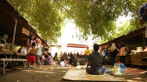 Suasana pasar Papringan Desa Jambu Kabupaten Kediri. (eko Arif s /JatimTimes)