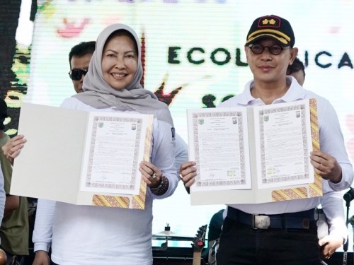 Wali Kota Batu Dewanti Rumpoko dan Kapolres Batu AKBP Harviadhi Agung Prathama saat menunjukkan MoU kerja sama pembayaran pajak kendaran bermotor dengam sampah daur ulang di Dusun Songgoriti, Kelurahan Songgokerto, Kecamatan Batu, Minggu (23/2/2020). (Foto: Humas Pemkot Batu)