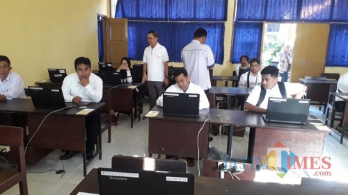 Suasana Simulasi Latihan UNBK Kejar Paket C di SMK Negeri Glagah Banyuwangi. (Nurhadi/Jatim TIMES)