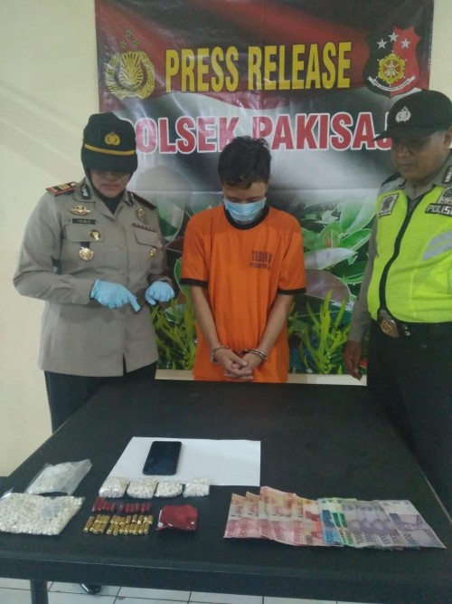 Tersangka Wahyu Asyari (tengah) saat sesi rilis berlangsung (Foto : Istimewa)