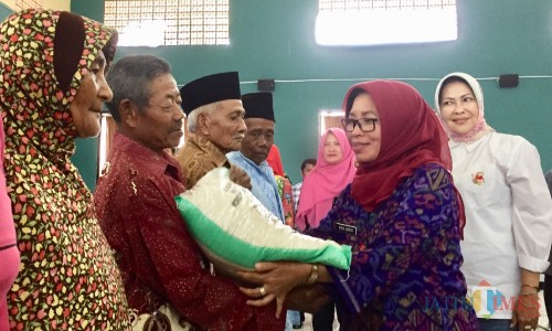 Kepala Dinas Ketahanan Pangan Kota Batu Wiwik Nuryati saat memberikan bantuan beras di Kota Batu beberapa saat lalu. (Foto: Irsya Richa/MalangTIMES)