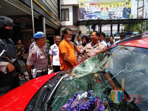 Tersangka Misnan saat dirilis di Mapolres Tulungagung. / Foto : Anang Basso / Tulungagung TIMES