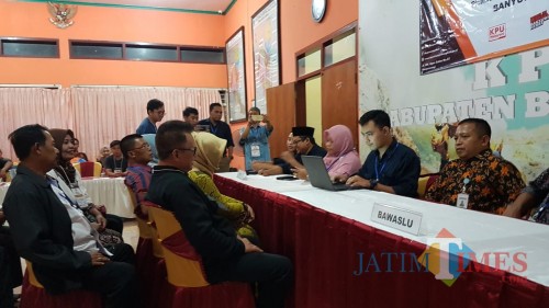 Suasana Penyerahan Berkas Dukungan Paslon Bunda Ratu-Sunariyanto Nurhadi Banyuwangi Jatim TIMES