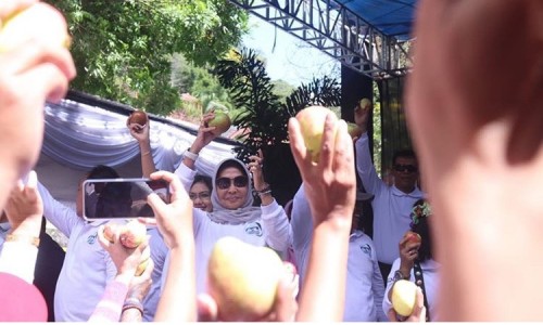 Wali Kota Batu Dewanti Rumpoko saat mengangkat apel room beauty saat HPSN di Dusun Songgoriti, Kelurahan Songgokerto, Kecamatan Batu.