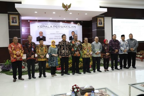 Wali Kota Malang Sutiaji (tiga dari kiri) menjadi saksi proses serah terima Kepala Perwakilan BPK RI Perwakilan Jatim (Humas Pemkot Malang for MalangTIMES).
