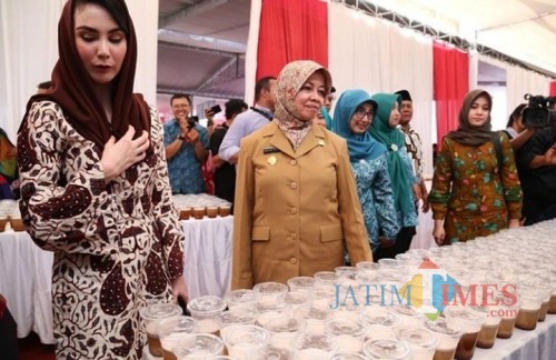 Arumi Bachsin Ketua Forikan Jatim bersama Bupati Kediri Hj Haryanti Sutrisno melihat pemecahan rekor MURI. (eko Arif s /JatimTimes)