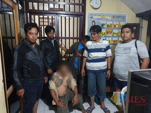 Jokowi alias Ludi (jongkok) tersangka kasus pencurian spesialis rumah makan saat diamankan polisi (Foto : Polsek Turen for MalangTIMES)
