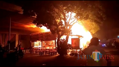 Kondisi warung Bang Gentong yang terbakar sesaat sebelum api bisa dipadamkan (Foto : Istimewa)