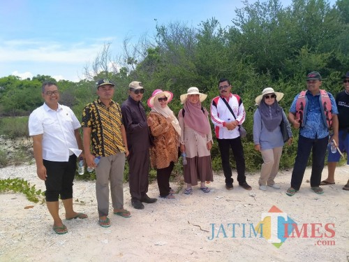 Kunjungan Komisi II DPRD Banyuwangi bersama eksekutif ke Pulau Tabuhan (Nurhadi/ JatimTIMES)