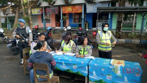 Petugas saat memberikan surat tilang terhadap pengguna jalan yang melakukan pelanggaran (Foto : Dokumen MalangTIMES)
