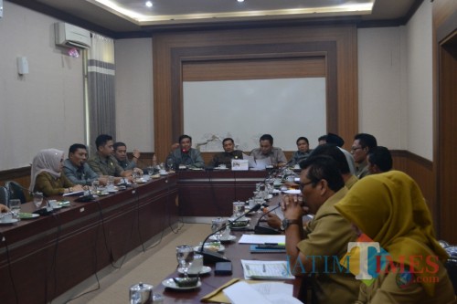 Suasana hearing anggota DPRD Jombang dengan Dinas LH dan DPMPTS. (Foto : Adi Rosul / JombangTIMES)