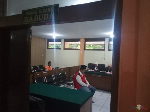 Surveyor terdakwa penggelapan motor di kantor leasing saat menjalani persidangan (Anggara Sudiongko/MalangTIMES)