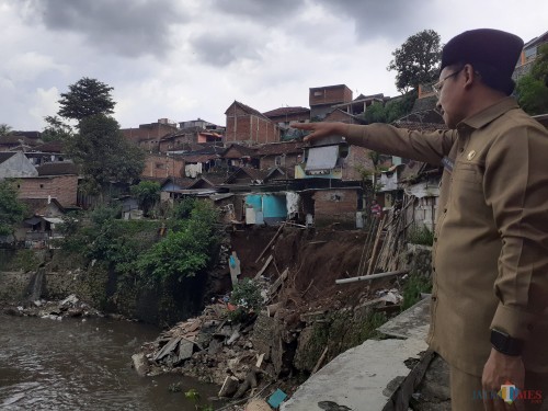 Wali Kota Malang Sutiaji saat meninjau kawasan longsor di bantaran Sungai Brantas di Jl Muharto, Selasa (25/2). (Arifina Cahyanti Firdausi/MalangTIMES)