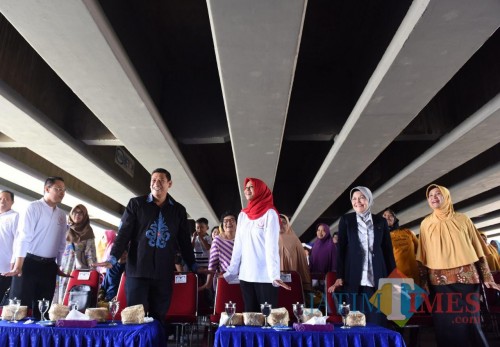 Wali Kota Kediri Abdullah Abu Bakar bersama ketua YKI Kota Kediri saat mengikuti seminar. (eko Arif s /JatimTimes)