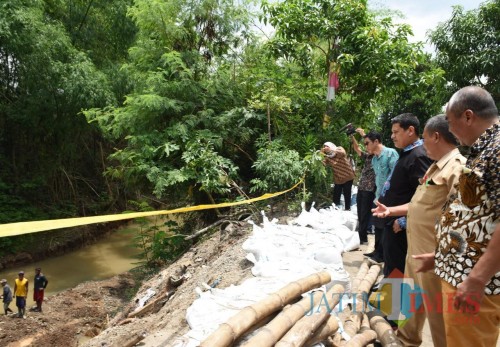 Wali Kota Kediri Abdullah Abu Bakar datang meninjau lokasi longsor, Selasa (25/2). (Foto: Ist)