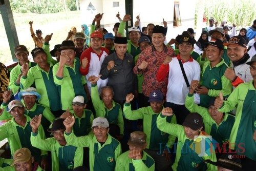 Bupati Malang Sanusi dan Ketua DPRD Kabupaten Malang Didik Gatot Subroto di acara Gema Desa. (Humas Pemkab Malang)