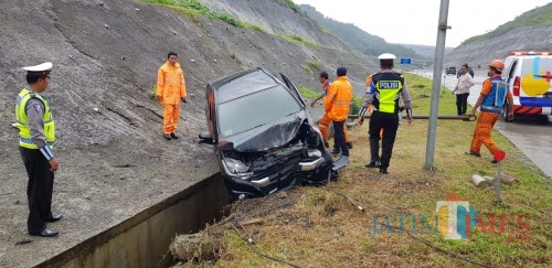 Petugas Laka Lantas Polres Malang saat melakukan olah TKP di lokasi kejadian (Foto : Laka Lantas Polres Malang for MalangTIMES)