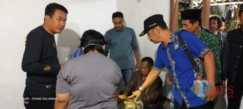 Petugas dari Polres Tulungagung dan tim medis melakukan pemeriksaan pada jasad korban. (Foto: Dokpol / Tulungagung TIMES)
