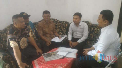 Relawan Paslon Bunda Ratu-Sunariyanto Berkunjung ke Bawaslu Banyuwangi (Foto: Nurhadi/ JatimTIMES)