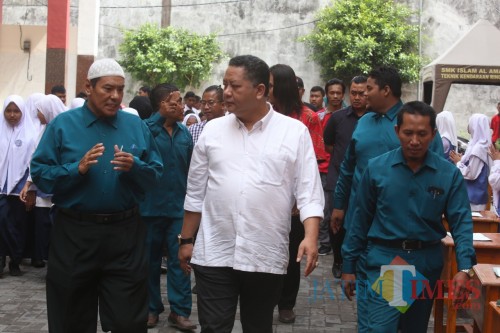 Wawali Surabaya Whisnu Sakti Buana (baju putih).