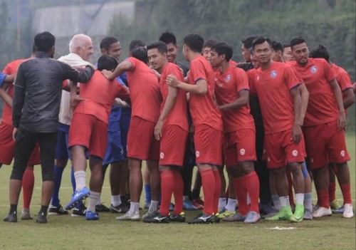 Bakori Andreas (depan dua dari kanan) yang sudah mengikuti latihan Arema FC (official Arema FC)