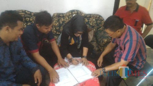 Bunda Ratu Menandatangani Pengajuan Gugatan di Bawah Banyuwangi Nurhadi Banyuwangi Jatim TIMESugatan