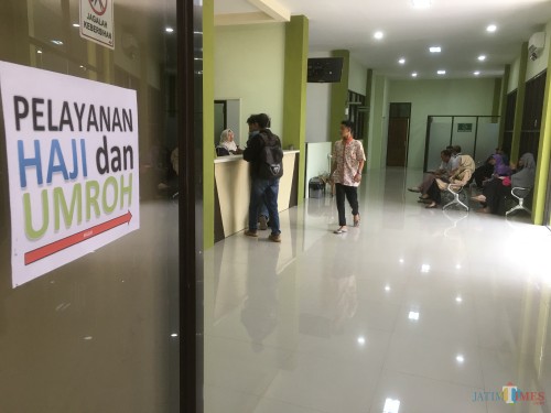Para calon jamaah haji dan umroh yang mengurus persyaratan ke kantor pelayanan Kemenag Kabupaten Malang (Foto: Ashaq Lupito / MalangTIMES)