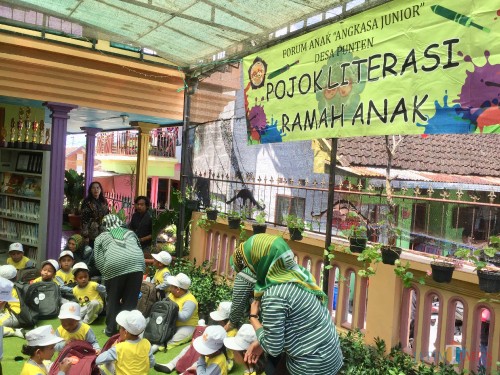 Salah satu rumah warga yang disulap menjadi pojok literasi di Kampung Ramah Anak Desa Punten Kecamatan Bumiaji. (Foto: Irsya Richa/MalangTIMES)