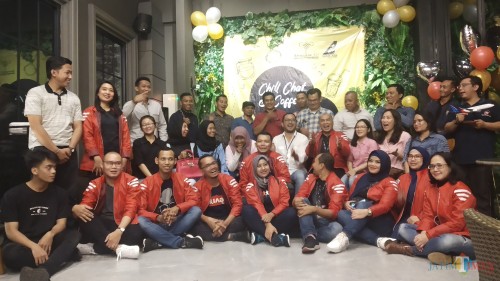 President Director Sriwijaya Air, Jefferson Jauwena (tengah kenakan kemeja putih) bersama staff dan mitra di Malang dalam agenda Chill Chat Sriwijaya Air di Malang (Pipit Anggraeni/MalangTIMES)
