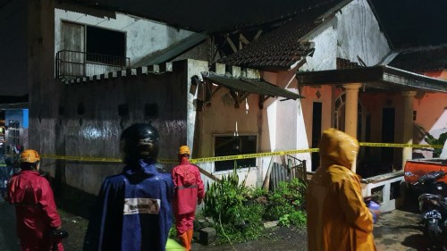 Kondisi saat petugas mengkondisikan di rumah tertimpa bencana atap ambruk di jalan Damun, Dusun Ngemplak, Desa Beji, Kecamatan Junrejo. (Foto: istimewa)