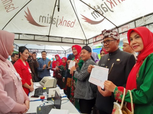 Wali Kota Malang Sutiaji (blankon hitam) bersama Waki Wali Kota Malang Sofyan Edi Jarwoko (blankon batik) saat melakukan pembayaran SPPT PBB di Launching Launching SPPT PBB, Gebyar Panutan Pajak 2020 (Arifina Cahyanti Firdausi/MalangTIMES)