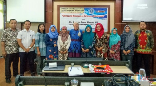 Foto bersama usai Sharing and Discussion on Curriculum Development dengan fasilitator dari RELO Amerika Serikat Ms. Andrea Rene Mason MPd (tengah). Kaprodi Pendidikan Bahasa Inggris Riza Weganofa MPd (kanan Andrea). (Foto: Ima/MalangTIMES)