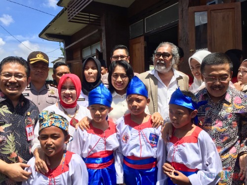 Menteri Pemberdayaan Perempuan dan Perlindungan Anak I Gusti Ayu Bintang Darmawati saat berfoto bersama di Kampung Ramah Anak Desa Punten, Kamis (27/2/2020). (Foto: Irsya Richa/MalangTIMES)